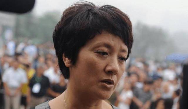 二婚嫁给张国立,却被要求28年不准生育,如今61岁如愿当妈_邓婕