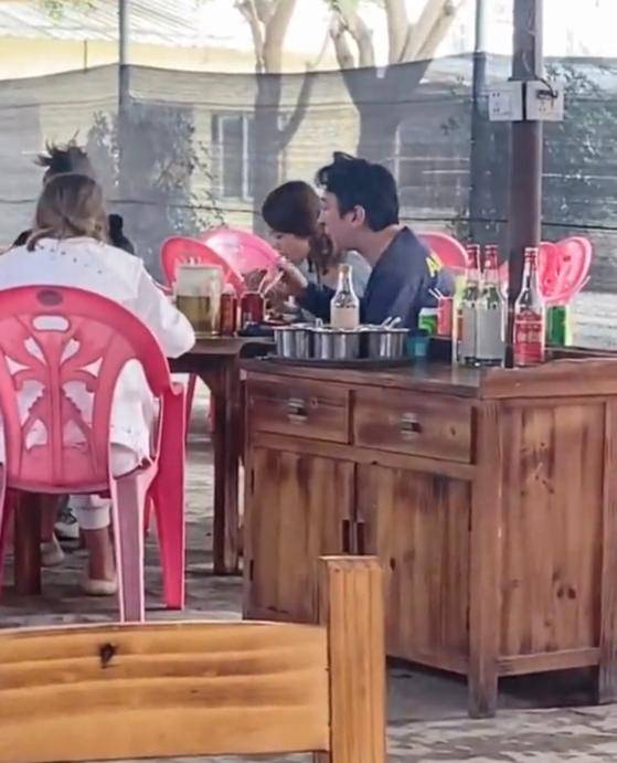 王思聪带4美女吃路边摊,头发成鸟窝,寒风中大