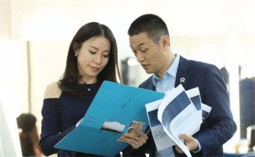 放牛娃大学创业,连办3家公司,37岁和美女主播闪婚,现在如何了