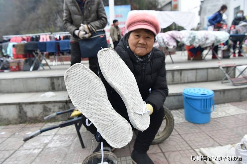 大妈在展示布鞋的鞋底