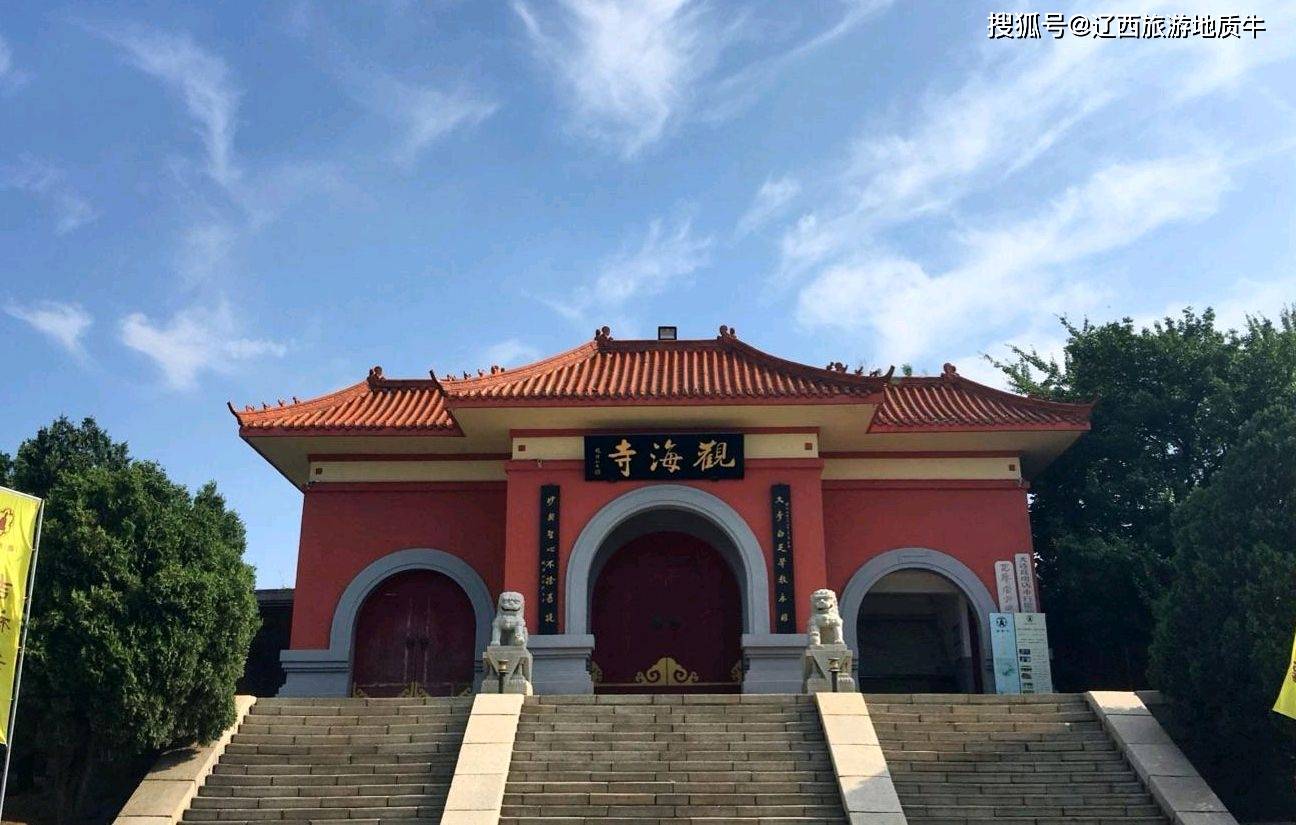 大连:瓦房店观海寺进入山门,前有弥勒,欢喜迎众;后有韦陀,庄严护法.