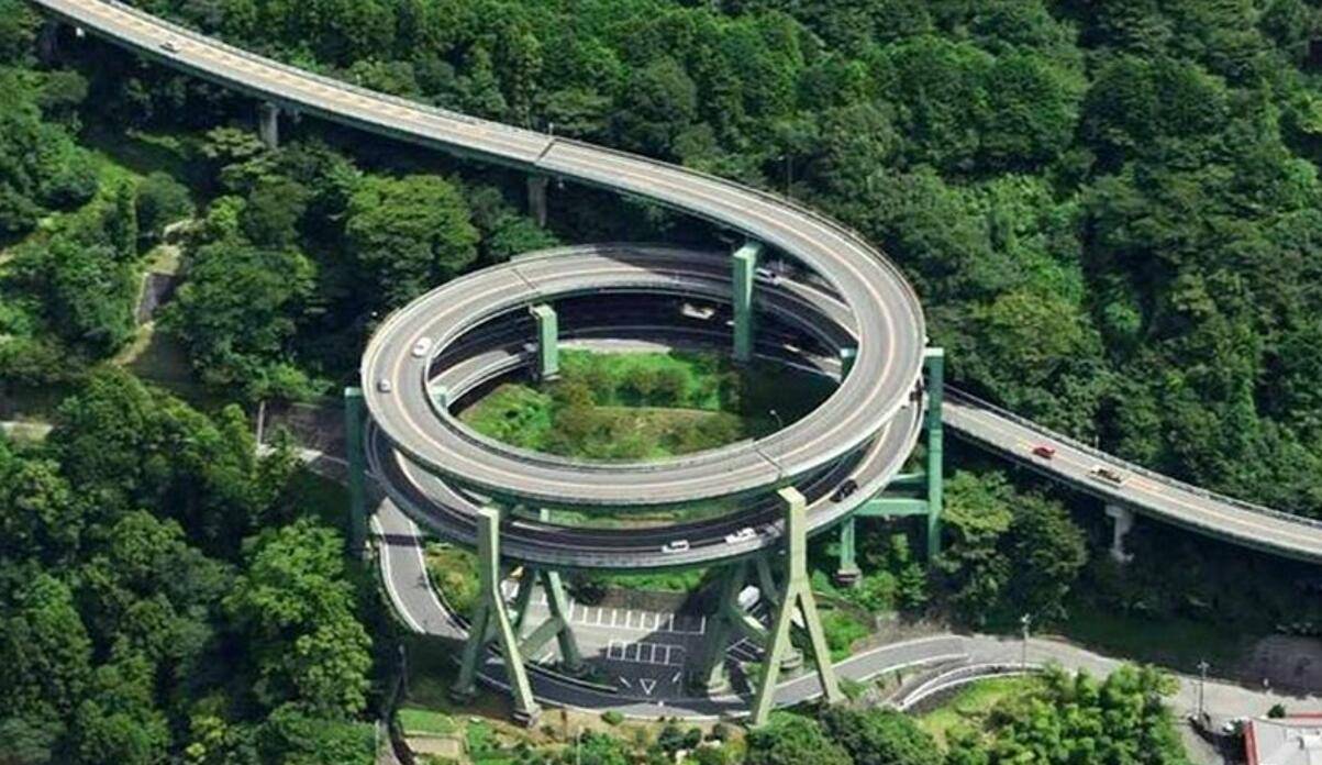 被称为日本最美死亡公路，绝对没人敢超速，你敢吗？
