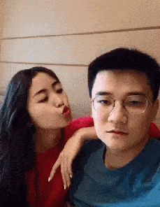 大兄弟,胆子挺肥的呀,老婆坐在旁边还敢这么明目张胆的拍别人,回到家