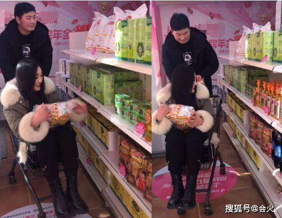 原来的大衣姐夫扫了货,被推着购物车走了。他手里拿着一个大鸽子蛋,质量很差