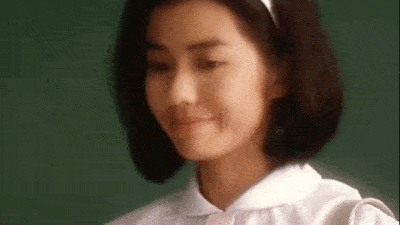 美艳不可方物的钟楚红,当时正值轻熟年华,一颦一笑风情万种