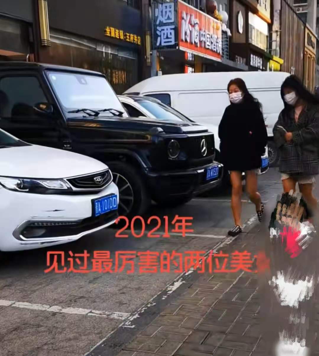 太原街头两个美女穿短裤逛街引发路人注意，网友感叹女人真的不怕冷！