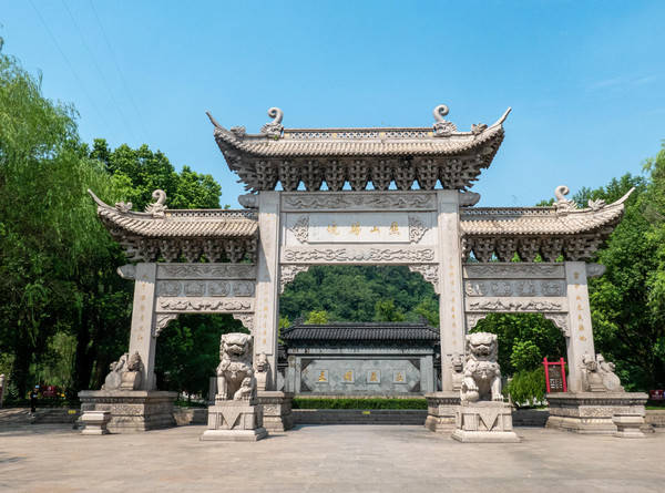 江南最早的寺庙，坐落于长江孤岛上，地位堪比灵隐，康熙手写牌匾