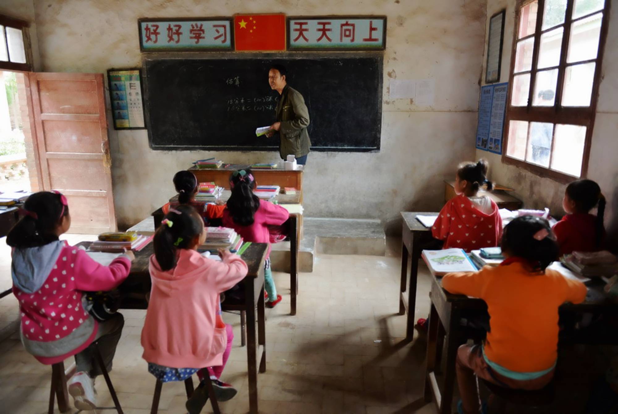 农村学习设施落后,完成基础教育都非常困难,师资力量差距悬殊.