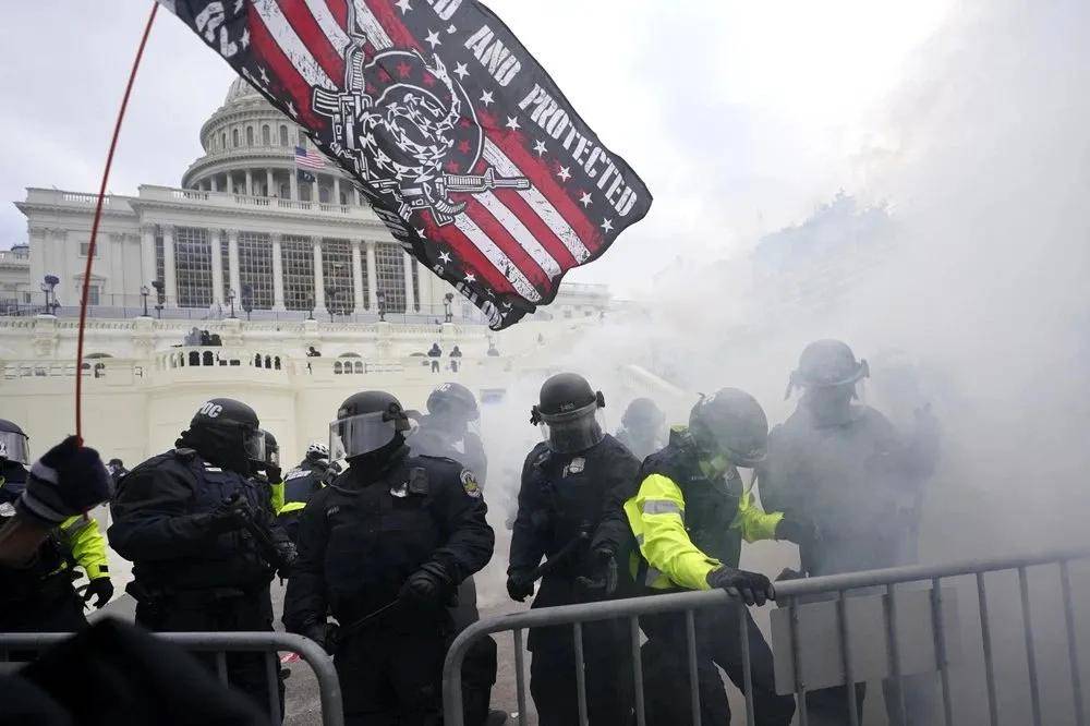 川普支持者攻入美国国会大厦,占领佩洛西办公室!