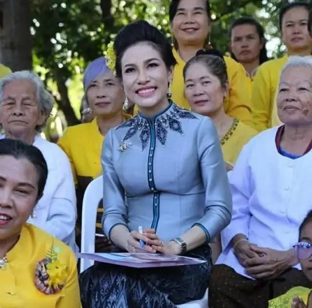 诗妮娜一千多张私密照片就被匿名寄给了泰国王室专家和部分国家的媒体