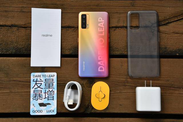 游戏|realme V15测评：锦鲤外观+50W闪充，体验不输旗舰
