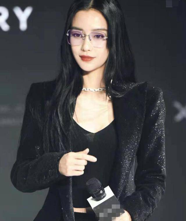 原创杨颖穿黑色西装疑似黑化眼部浮肿引粉丝心疼像哭过