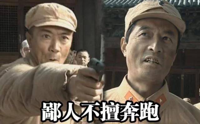 亮剑同样是常乃超抽烟,新版点烟用手挡住,你看老版点烟用的是什么