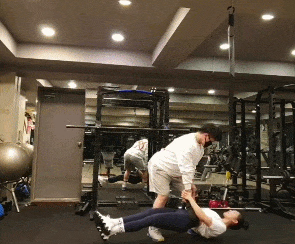 颜正,还能腿举250公斤的重量,这身材让人小鹿乱撞