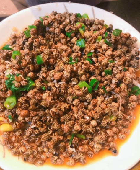 开心一刻:公司食堂在饭点的时候总是很多人,今天去晚了还以为……