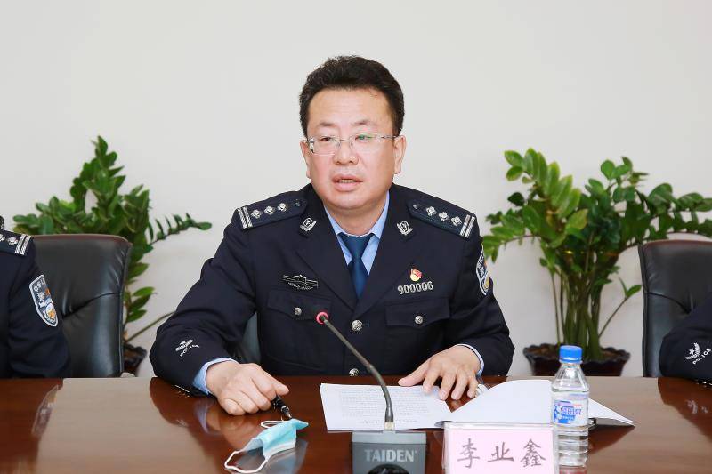 李业鑫对新入党,入警民警提出要求,他强调,要坚定信念,强化担当,永存