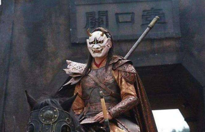 《宋史》里记载:狄青每次打战"临敌被发,带铜面具,出入贼中,皆披靡莫