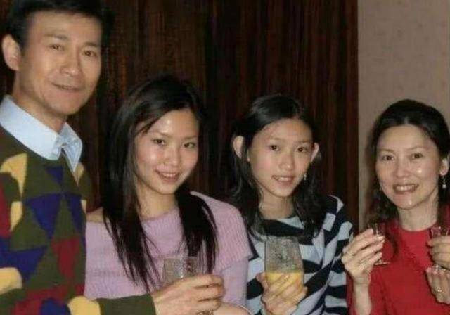 郑少秋的4个女儿,同是一个爹差距却很大