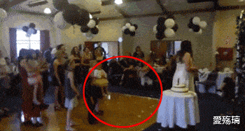 gif动图:哥们第一次进工厂,里面的妹子都挺热情的,经常围着他转!哈哈