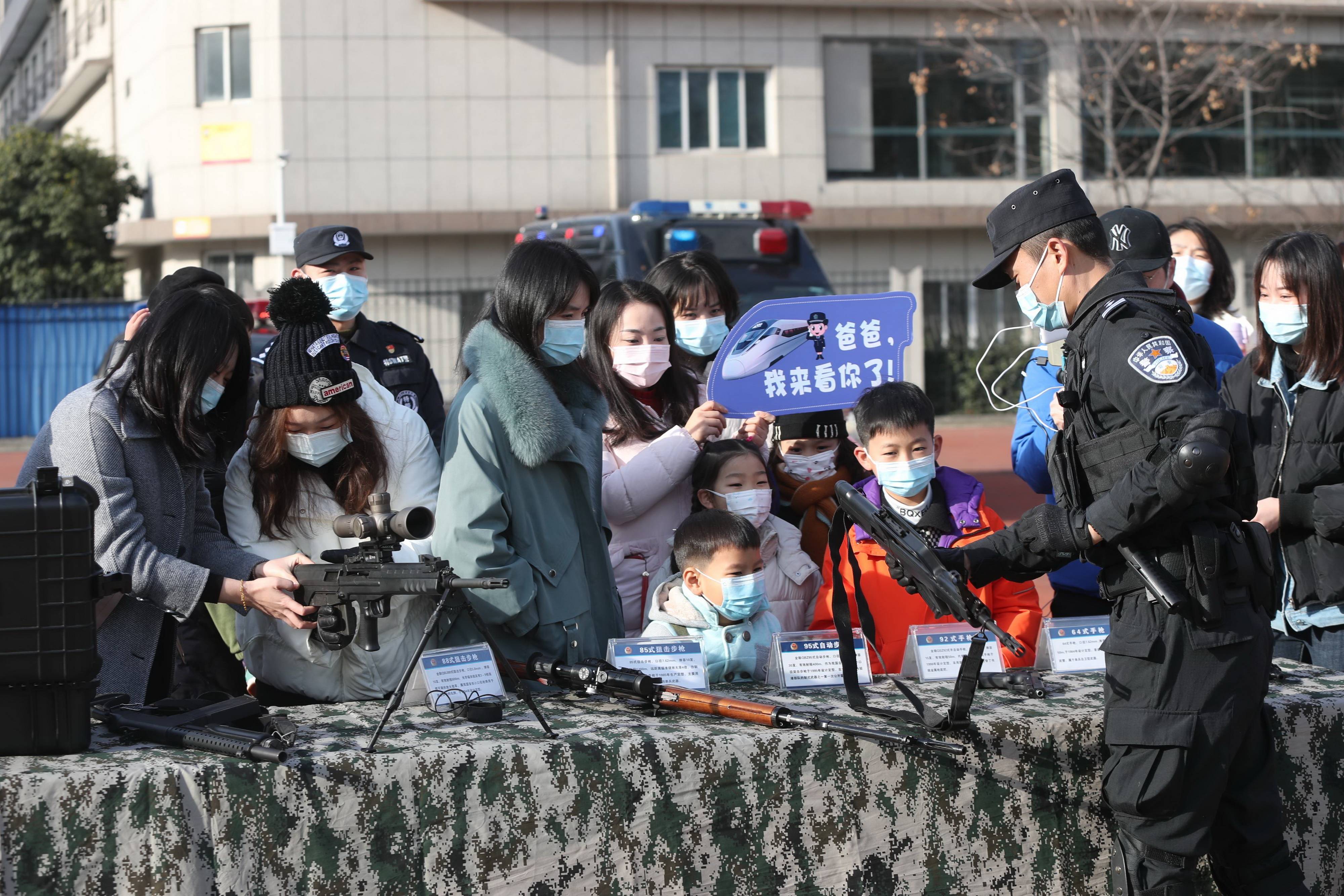 湖北武汉,武汉铁路公安处特警支队举行"警营开放日,特警"萌娃们"正在