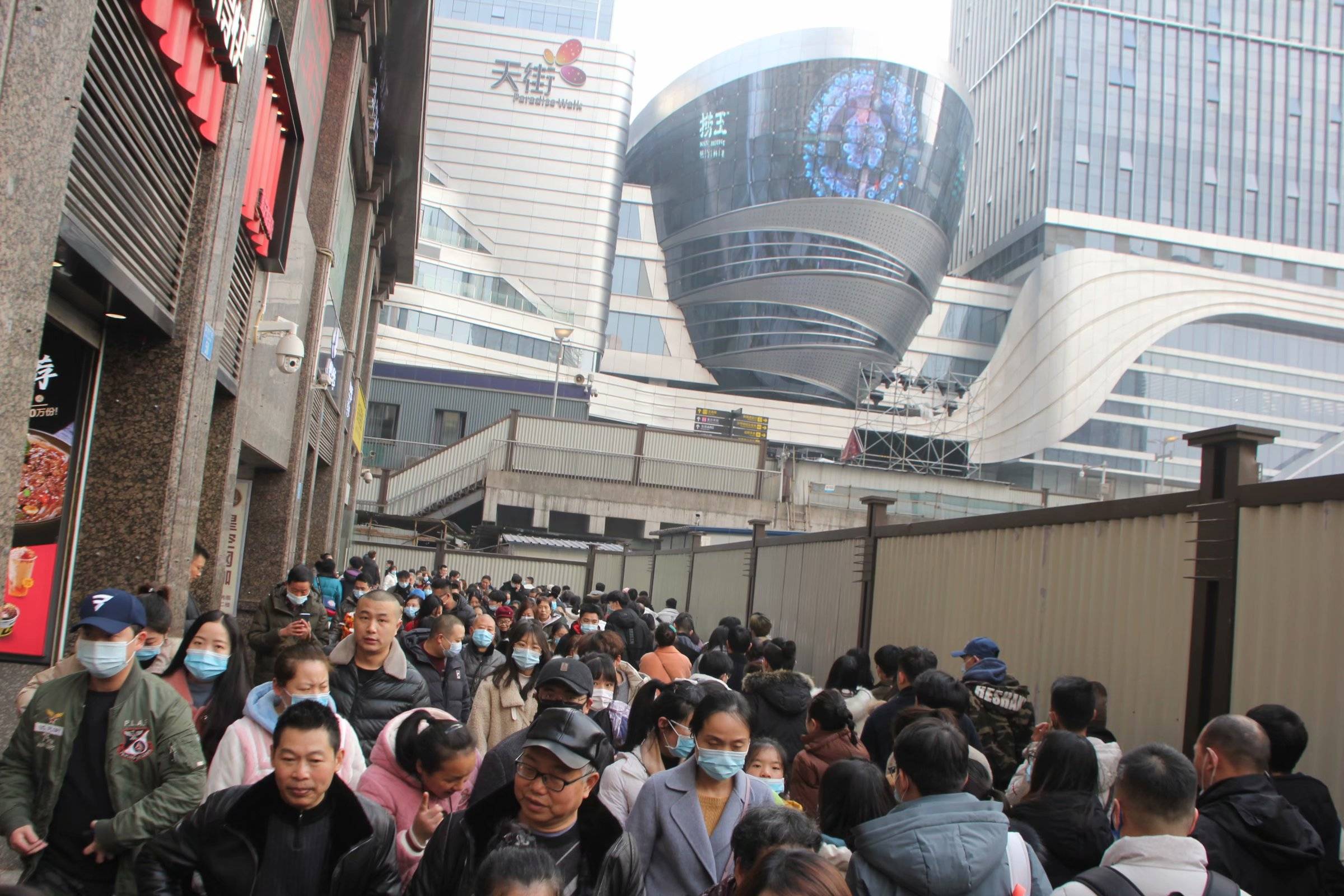 人从众!重庆最大购物中心开业,市民人山人海热情打卡