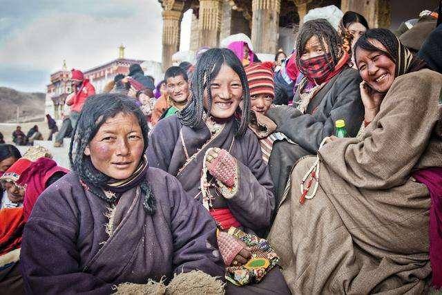 西藏中的诸多误解，比如“竖中指”的真实意思你知道吗？