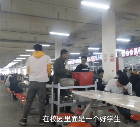 一大学生在食堂兼职收餐盘,不想变成啃老族,网友:自降