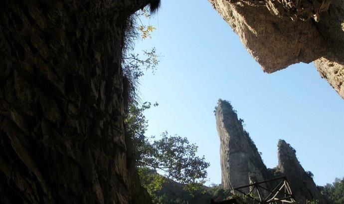 浙江永嘉县《石桅岩》相对高度306米，堪称浙南天柱，华夏之冠