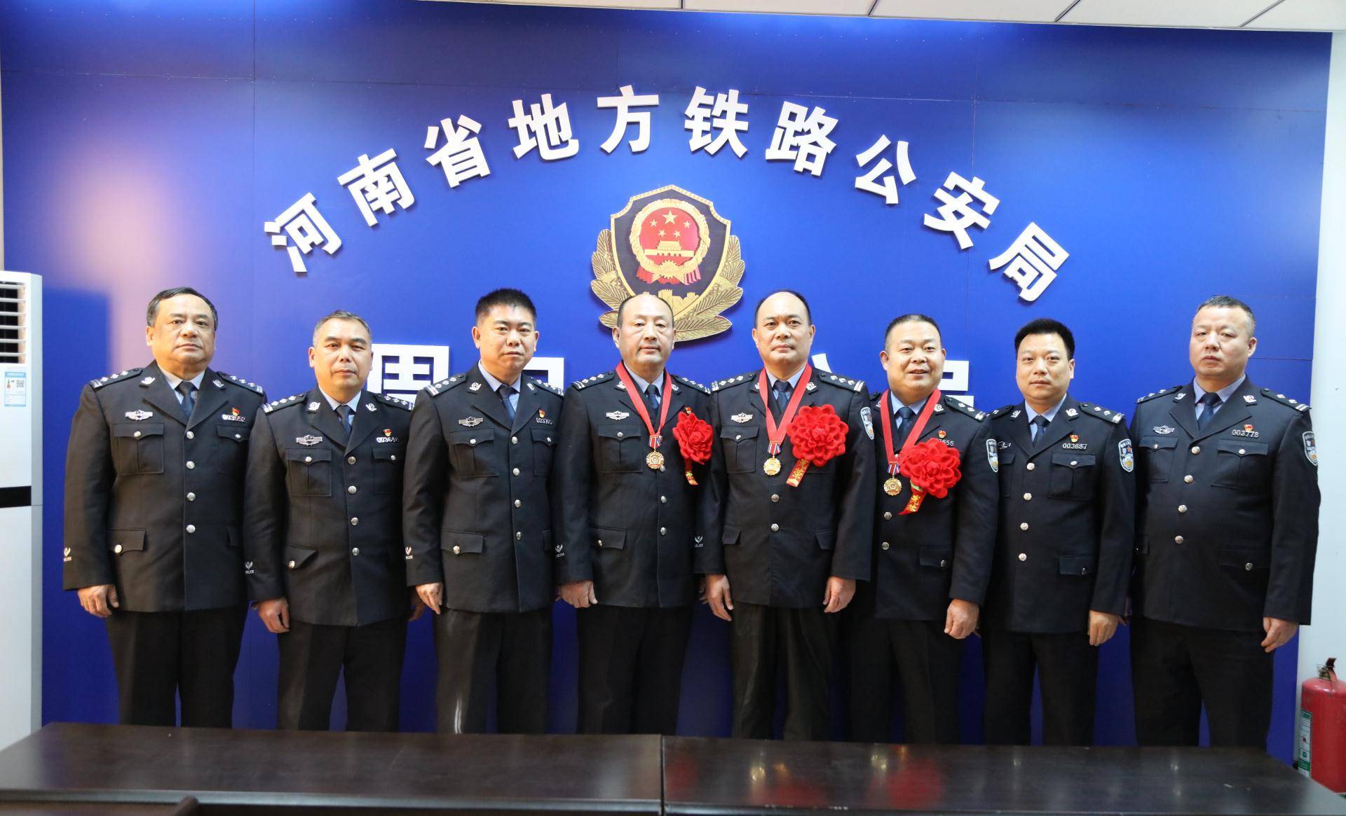 河南省地方铁路公安局周口分局举办民警光荣退休仪式
