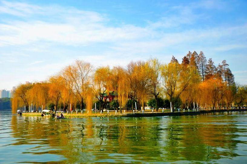 武汉中心城区有一湖泊，和杭州西湖比肩，名气却不如西湖