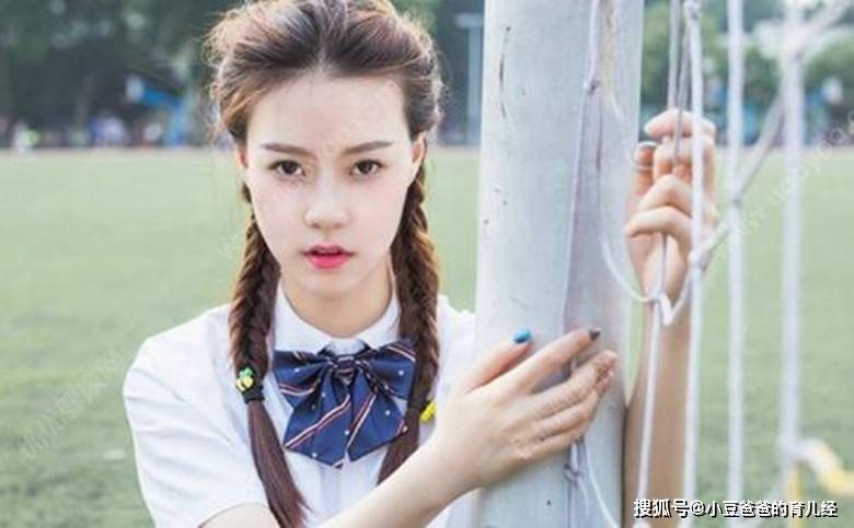 00后“校花”因早恋怀孕，被父亲关黑屋5年，解救后父亲后悔不已