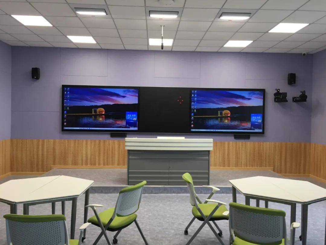 教室和录播教室中陆续引入欧帝第三代智慧教室互动黑板,定制双屏黑板