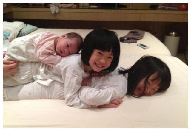 小S开心晒出母女4人合照，众人赞叹小S的冻龄，
