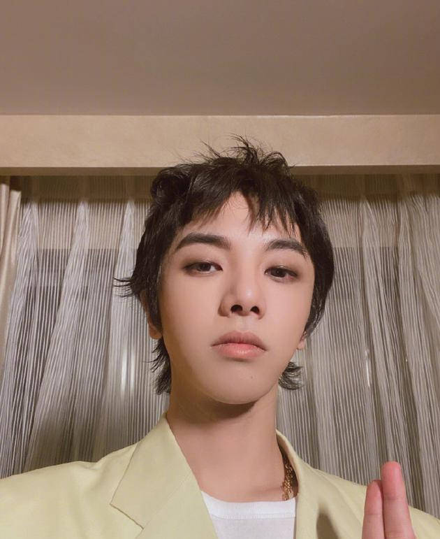 华晨宇晒鼻孔式自拍 久违比标志性手势超帅气