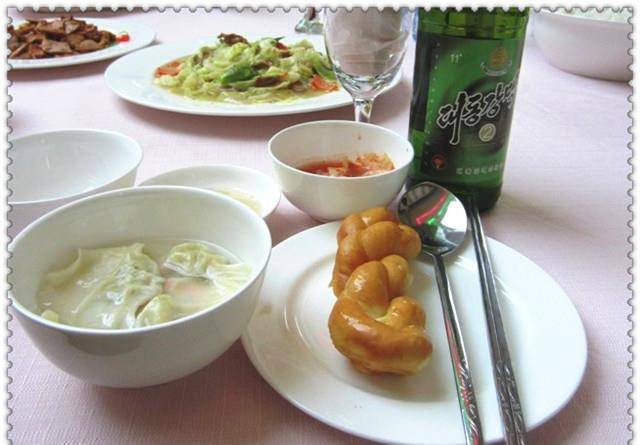 中国游客在朝鲜留有剩菜，服务员的一句话，大家马上吃完