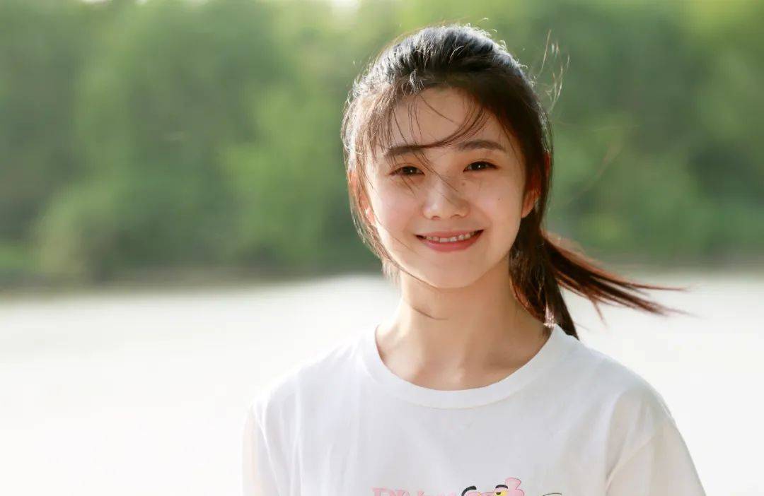 易烊千玺醉酒表白20岁女孩:干净清纯,被称为周冬雨接班人
