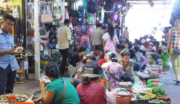 柬埔寨最受中国游客欢迎老市场，完全商业化，售价远比其他市场高