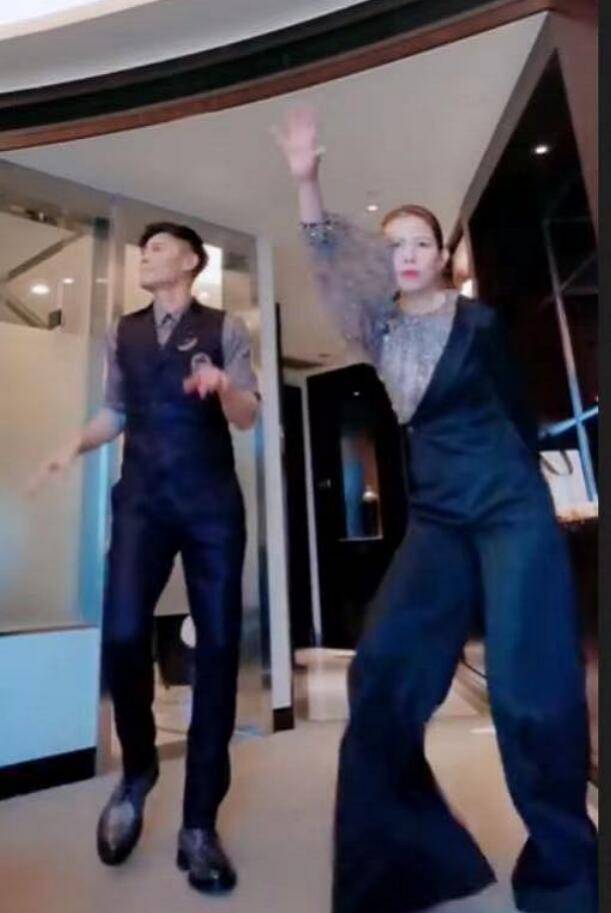 继偷拍熟睡照后，蔡少芬和张晋分别庆结婚13周年