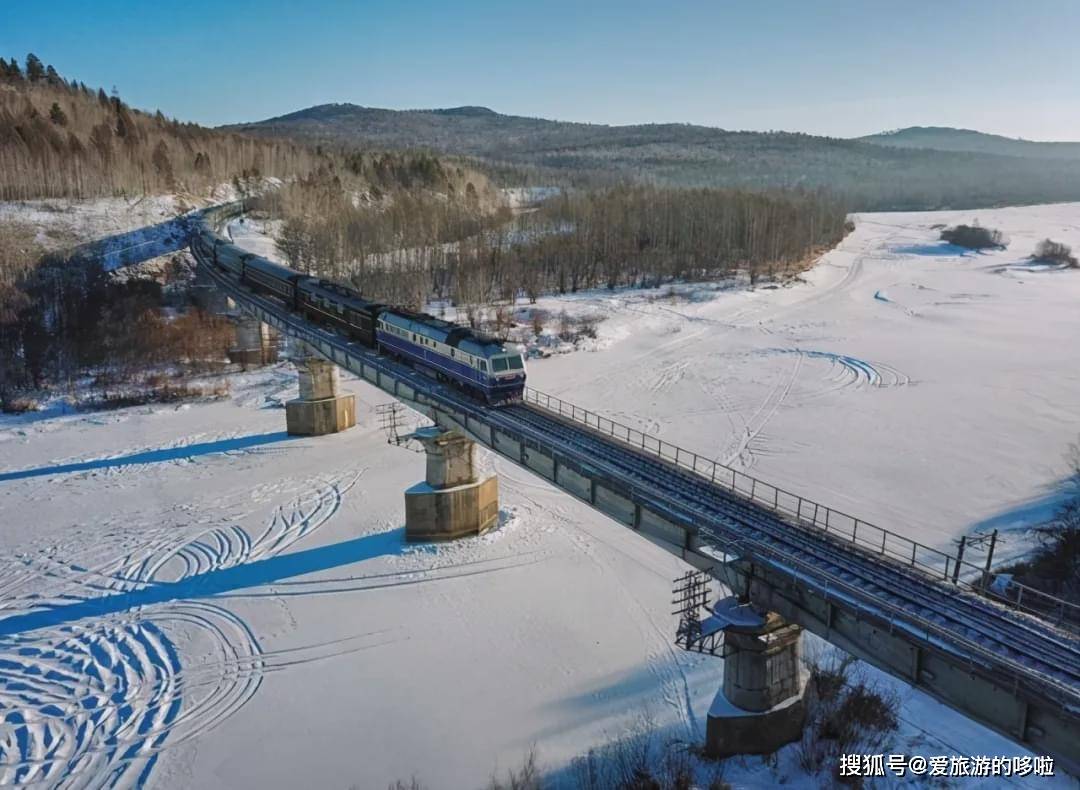 “雪国列车”走红全网！穿过雪原去中国北极，偶遇极光喂驯鹿