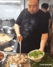 兄弟别傻站着了,快跑吧,你身体吃不消的!大隐隐于市,真正的灵魂舞者!