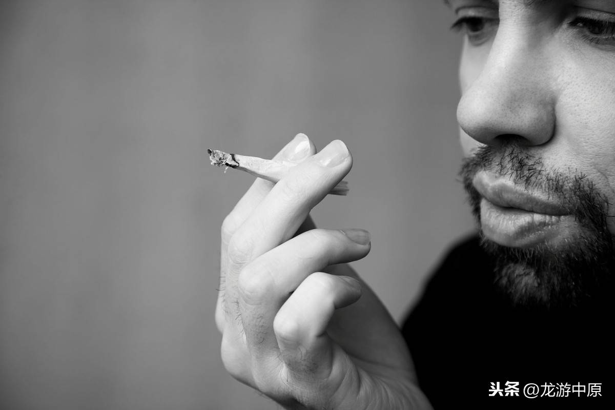 从男人拿烟的姿势看其性格特征,你是怎么夹烟的呢?