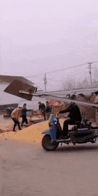 搞笑gif段子:阿拉丁你的飞毯飞的也太低了