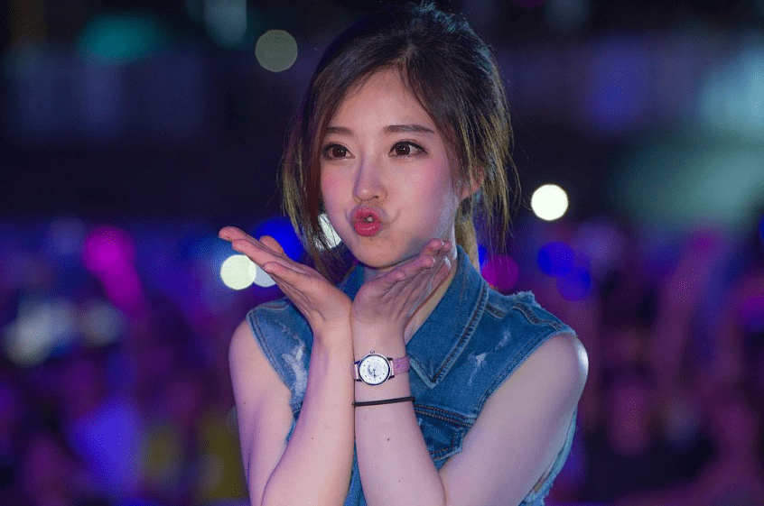 国内网红女主播 6a56313111e74aa3a1b900b405dda77f.png