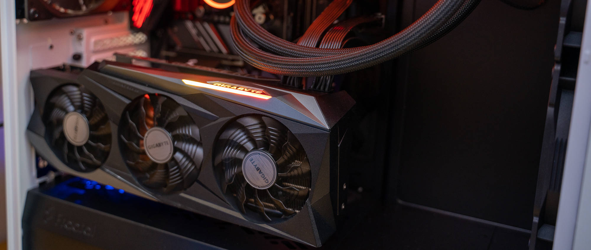 在询问身边及商家甚至都没有rtx 3090可借之后,我借来了技嘉 rtx 3080