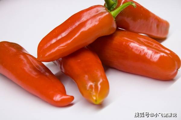 梦见单位厨房的洞里长出一窝一窝的辣椒，预示与解析