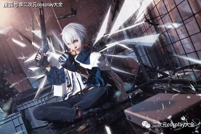 二次元神颜,《明日方舟》送葬人cos,凌厉线条真的太帅了