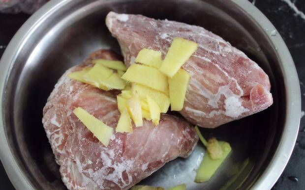 冻肉怎么解冻成鲜肉 9ba7054bb6fd4f69a015ae5f1d2b5561.jpeg