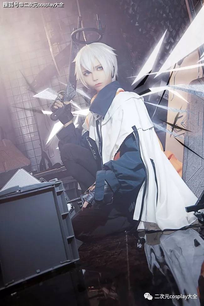 二次元神颜,《明日方舟》送葬人cos,凌厉线条真的太帅了