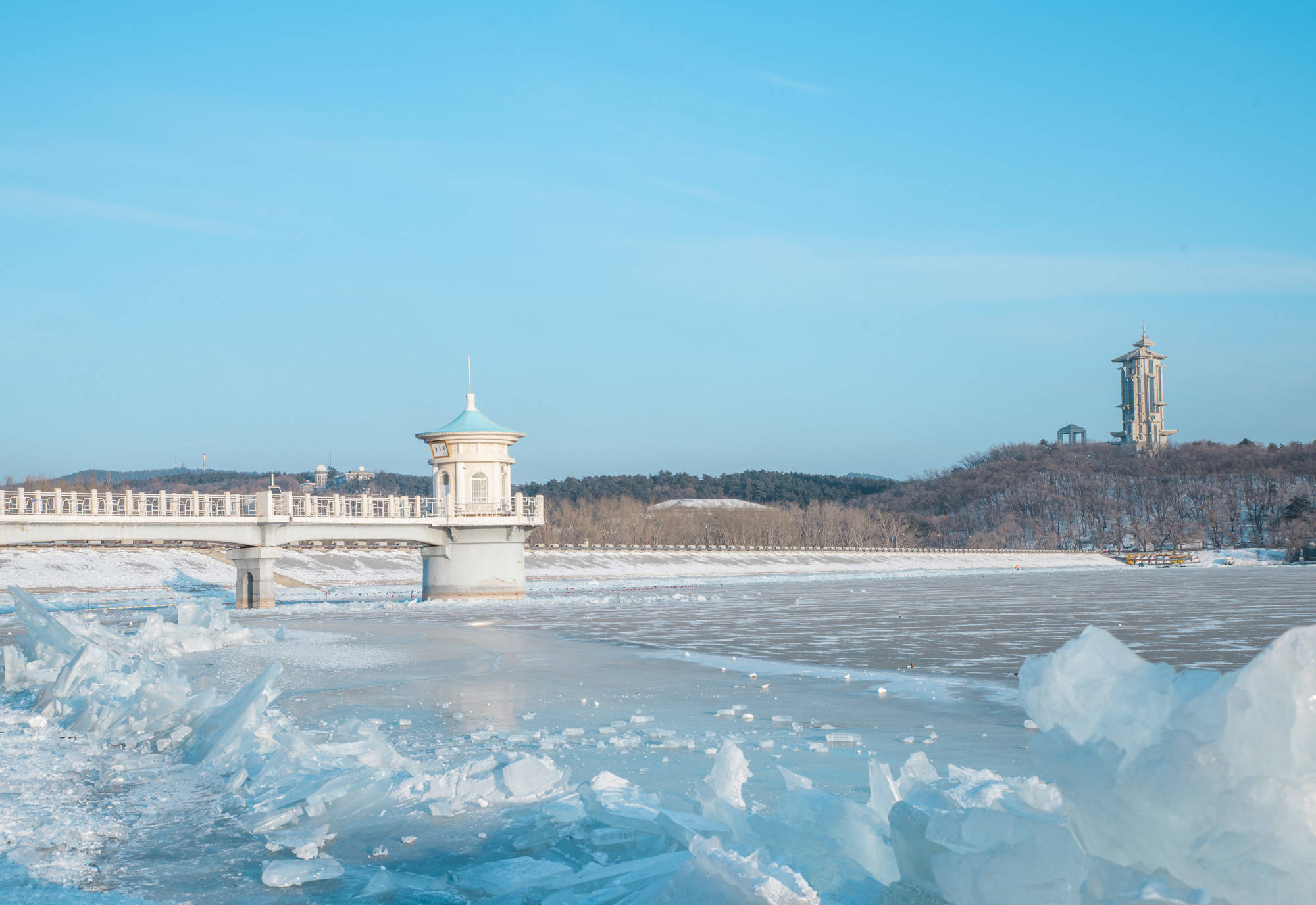 这座北国之城冬天就是冰天雪地的世界，却被称春城，这是为什么呢