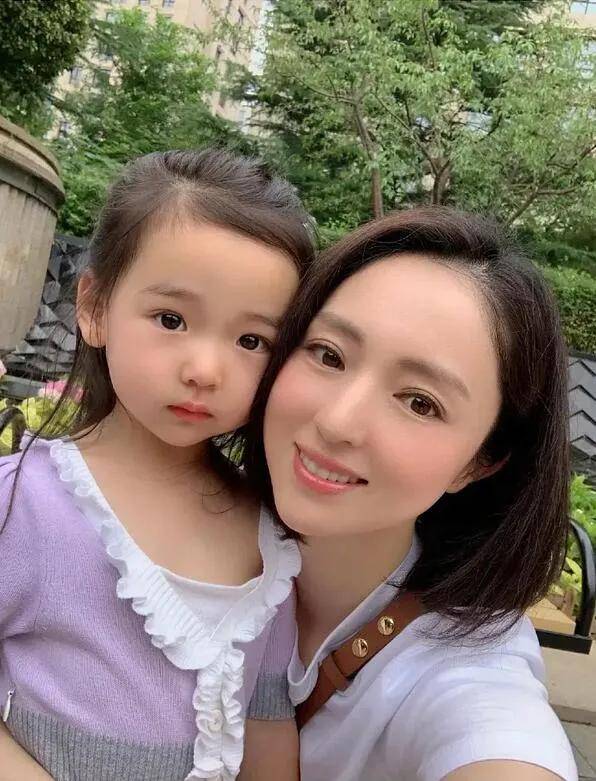 董璇的女儿和潘粤明的儿子,是内娱星二代最强的两张脸吧